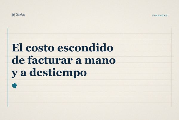 El costo escondido de facturar a mano y a destiempo». Imagen destacada de DaMap sobre fondo papel claro, con billetes que se van.